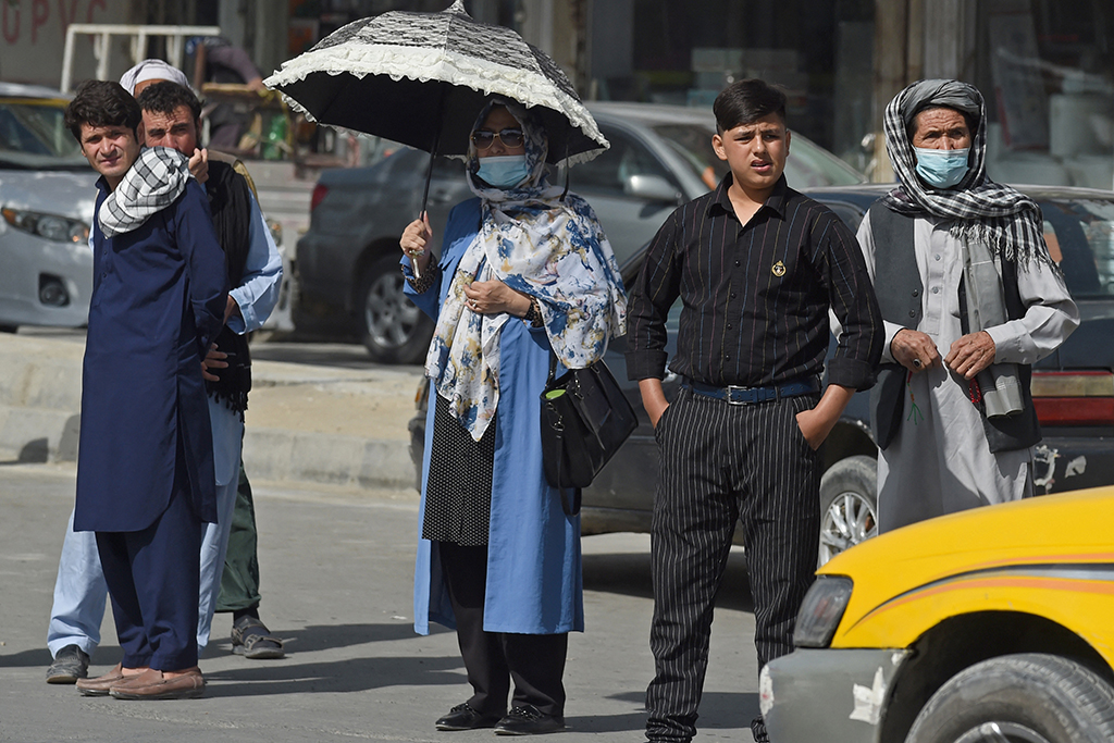 Taliban starten Angriff auf Kabul: Afghanen warten auf Taxi, um die Stadt zu verlassen (Bild: Wakil Kohsar/AFP)