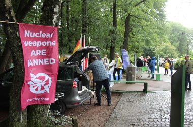 "Gipfeltreffen" am Dreiländerpunkt: Kunstaktion gegen Atomwaffen (Bild: Andreas Lejeune/BRF)