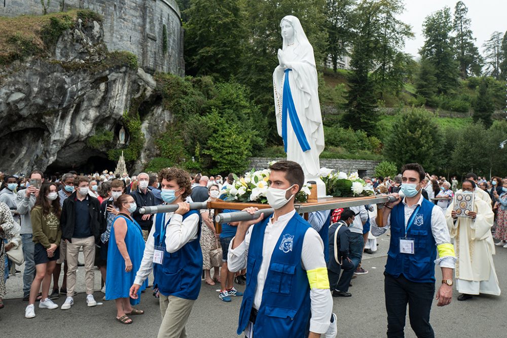 Prozession von der Erscheinungsgrotte von Massabielle zur Lourdes-Basilika - die ostbelgische Pilgergruppe ist in diesem Jahr in Lourdes nicht dabei (Bild: Fred Scheiber/AFP)