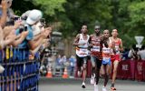 Bashir Abdi (l.) auf dem Weg zur Bronzemdedalle beim olympischen Marathon (Bild: Yasuyuki Kiriake/AFP)