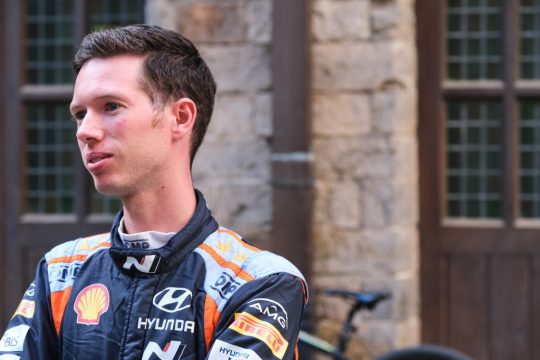 Martijn Wydaeghe vor dem Start der Ypern-Rallye (Bild: Romain Thuillier/Hyundai Motorsport)