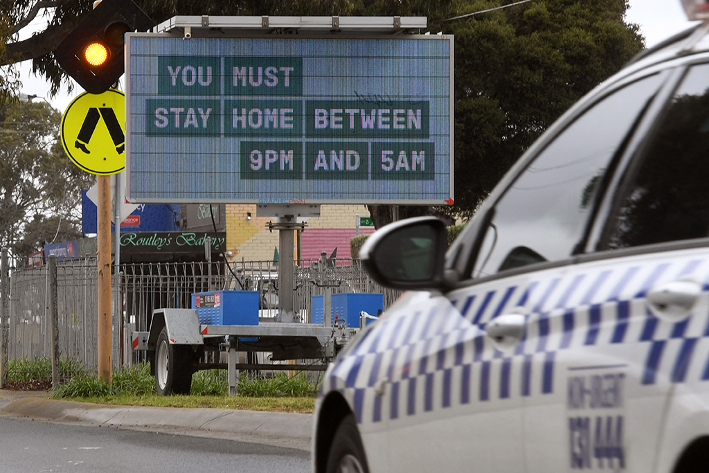Anzeigetafeln weisen in Melbourne auf die nächtliche Ausgangssperre hin (Bild: William West/AFP)