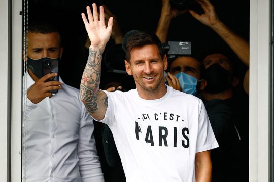 Messi nach seiner Landung am Dienstag in Paris (Bild: Sameer Al-Doumy/AFP)