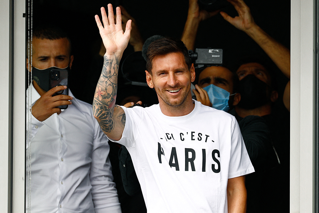 Messi nach seiner Landung am Dienstag in Paris (Bild: Sameer Al-Doumy/AFP)
