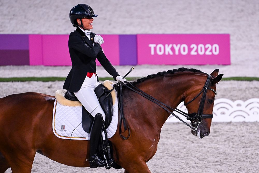 Reiterin Michèle George nach dem Sieg ihrer zweiten Goldmedaille bei den Paralympics in Tokio (Bild: Rob Walberg/Belga)