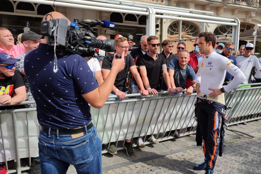 Thierry Neuville mit Fans aus Ostbelgien vor dem Start der Ypern-Rallye (Bild: Katrin Margraff/BRF)