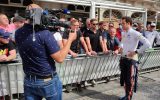 Thierry Neuville mit Fans aus Ostbelgien vor dem Start der Ypern-Rallye (Bild: Katrin Margraff/BRF)