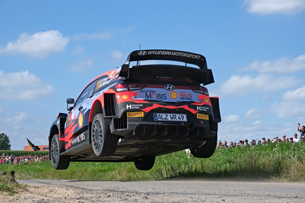 Thierry Neuville und Martijn Wydaeghe führen bei der Ypern-Rallye Belgien (Bild: Romain Thuillier/Hyundai Motorsport)