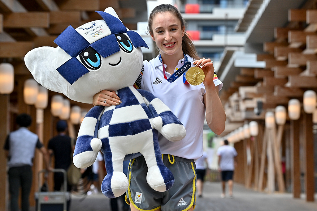 Turnerin Nina Derwael hat in Tokio die erste Goldmedaille für Belgien geholt (Bild: Dirk Waem/Belga)