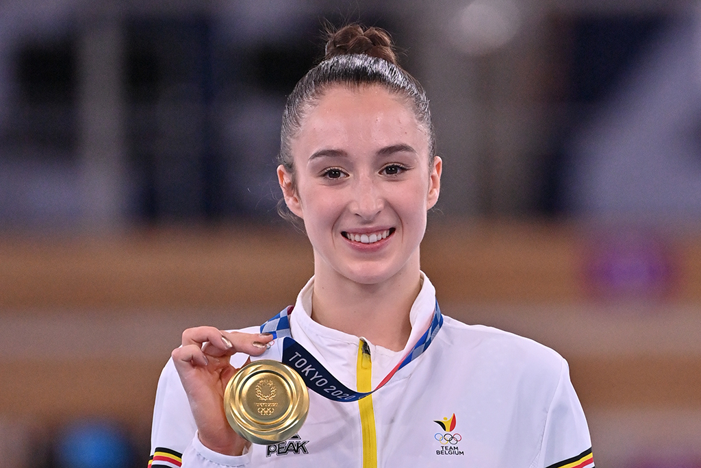 Nina Derwael mit ihrer Goldmedaille (Foto: Dirk Waem/Belga)