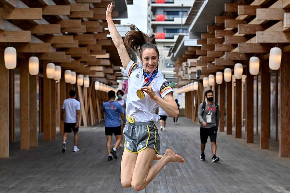 Turnerin Nina Derwael hat die erste Goldmedaille für Belgien geholt (Bild: Dirk Waem/Belga)