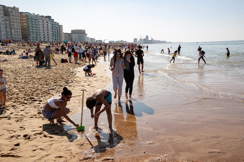 Menschen am Strand von Ostende