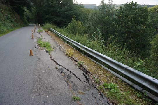 Bei Ouren ist die Straße gefährlich abgesackt (Bild: Stephan Pesch/BRF)