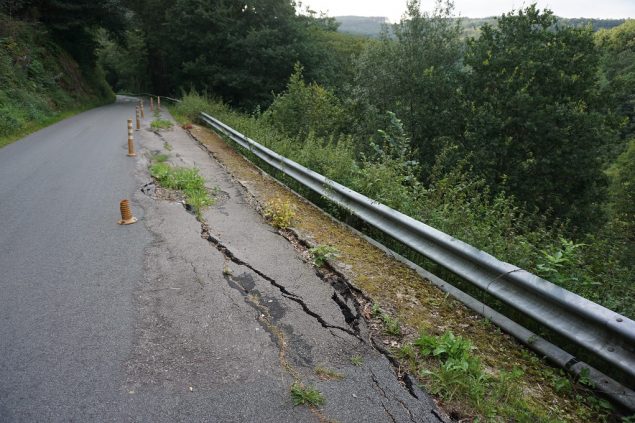 Bei Ouren ist die Straße gefährlich abgesackt (Bild: Stephan Pesch/BRF)