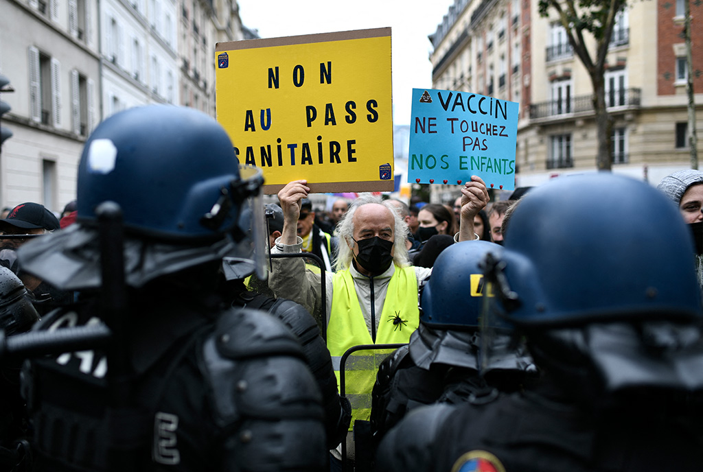 Proteste gegen Corona-Pass in Paris (Bild: Stephane De Sakutin/ AFP)