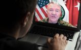 Amerikaner schaut die Erklärungen von General Kenneth McKenzie auf seinem Laptop (Bild: Olivier Douliery/AFP)