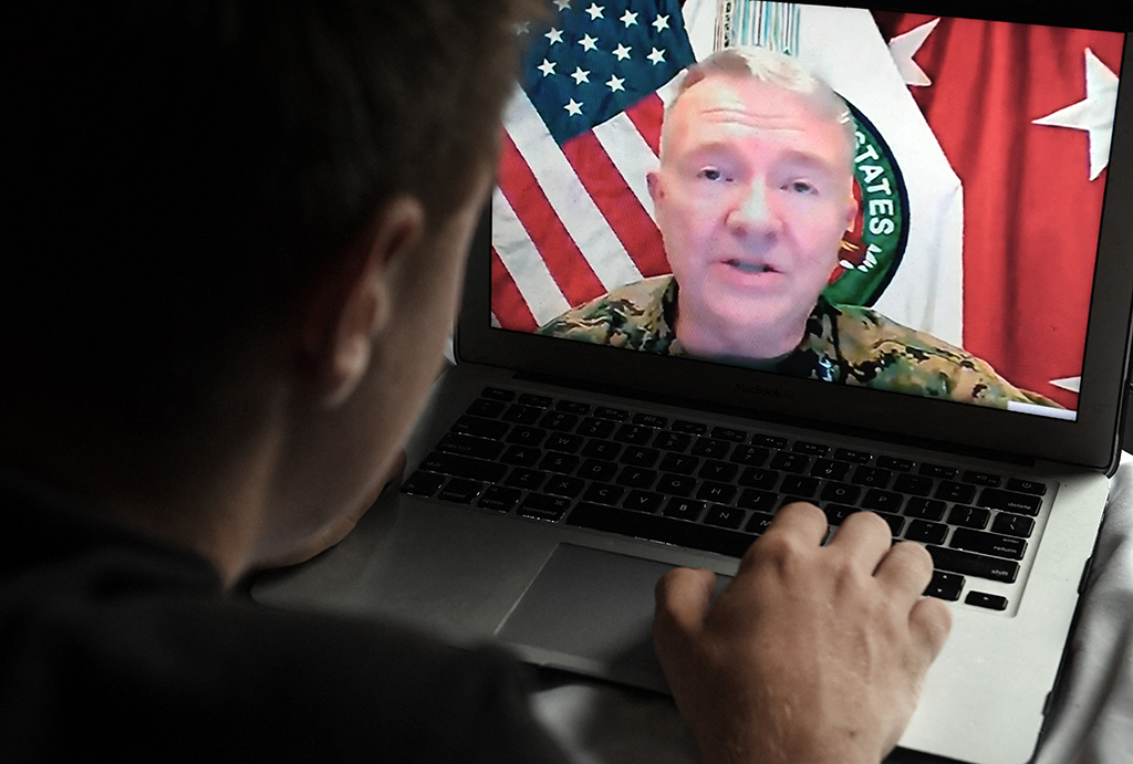 Amerikaner schaut die Erklärungen von General Kenneth McKenzie auf seinem Laptop (Bild: Olivier Douliery/AFP)