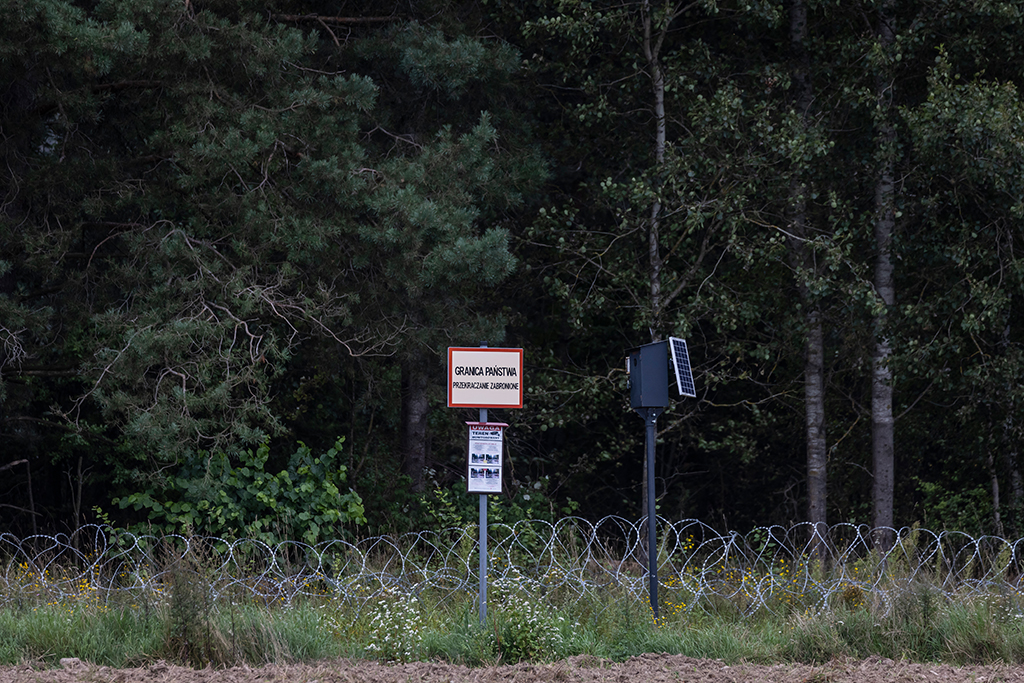 Hinweisschild an der Grenze zwischen Polen und Belarus: "Grenze übertreten verboten" (Bild: Wojtek Radwanski/AFP)