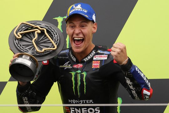 Fabio Quartararo freut sich über seinen Sieg beim MotoGP in Silverstone (Bild: Adrian Dennis/AFP)