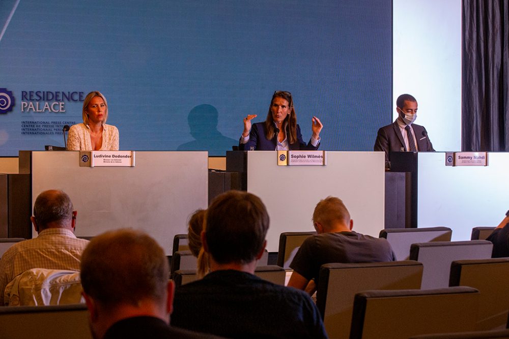 Ludivine Dedonder, Sophie Wilmès und Sammy Mahdi am 20.8.2021 während einer Pressekonferenz zur Operation "Red Kite" (Bild: Nicolas Maeterlinck/Belga)