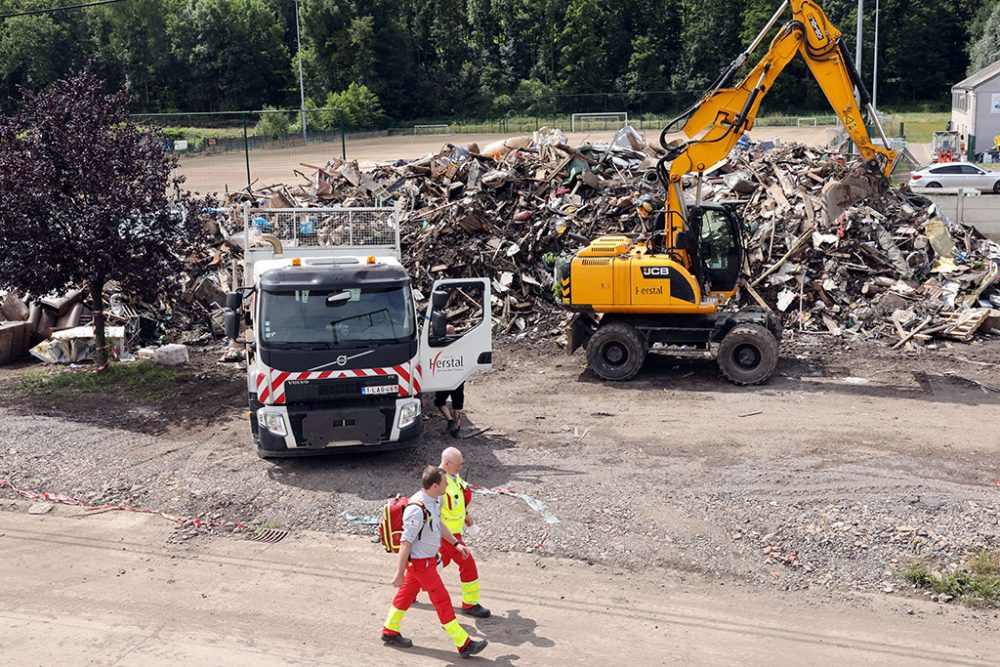 Mitarbeiter des Roten Kreuzes in Trooz (Bild: François Walschaerts/AFP)