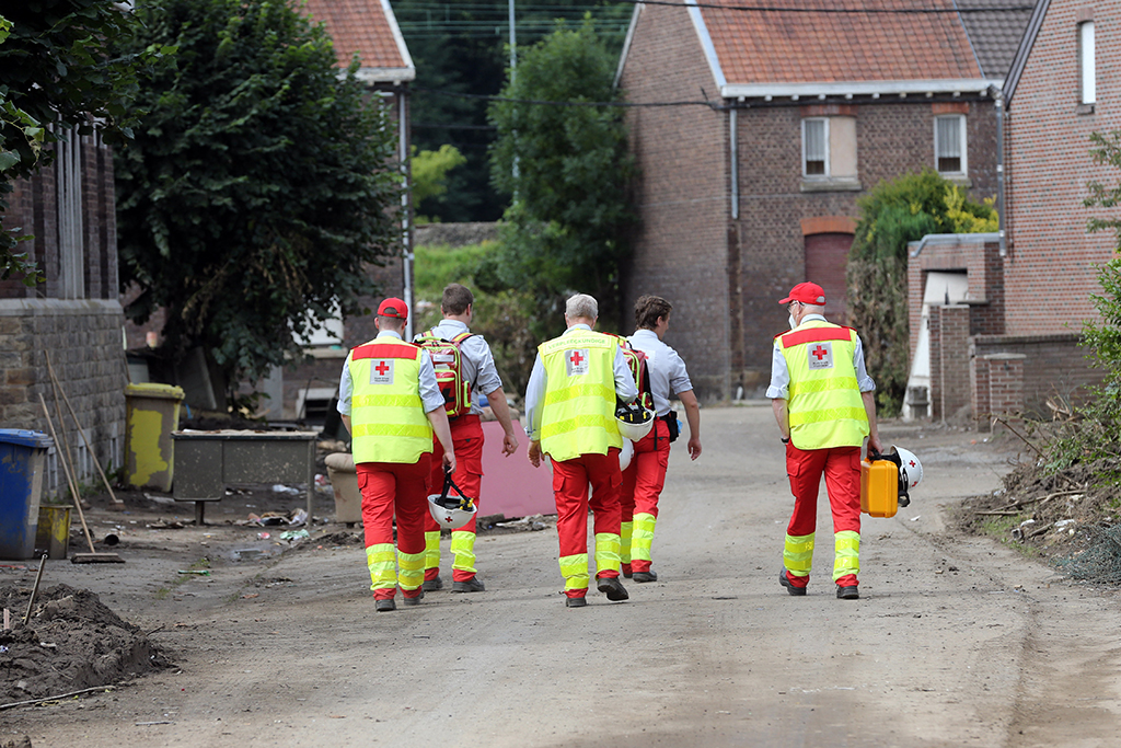 Mitarbeiter des Roten Kreuzes in Trooz (Bild: François Walschaerts/AFP)