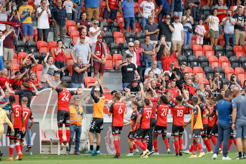 Seraing feiert den Heimsieg mit den Fans (Bild: Bruno Fahy/Belga)