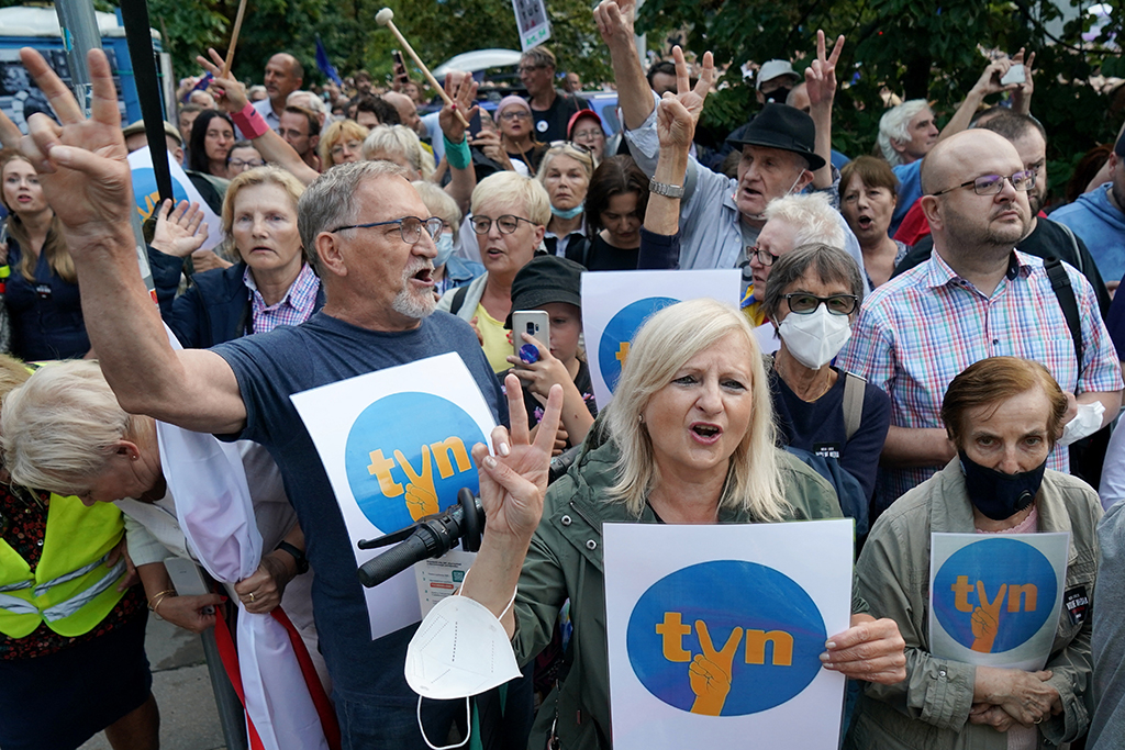In Warschau waren Unterstützer des Senders TVN auf die Straße gegangen (Bild: Janek Skarzynski/AFP)