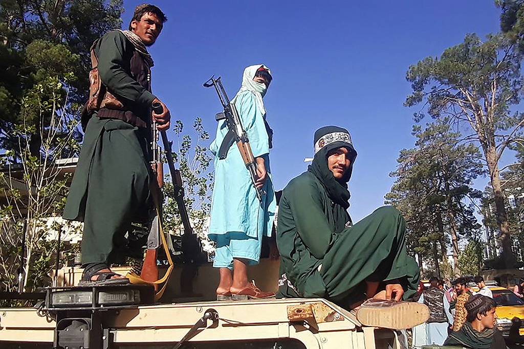 Taliban-Kämpfer nehmen immer mehr Städte in Afghanistan ein (Bild: AFP)