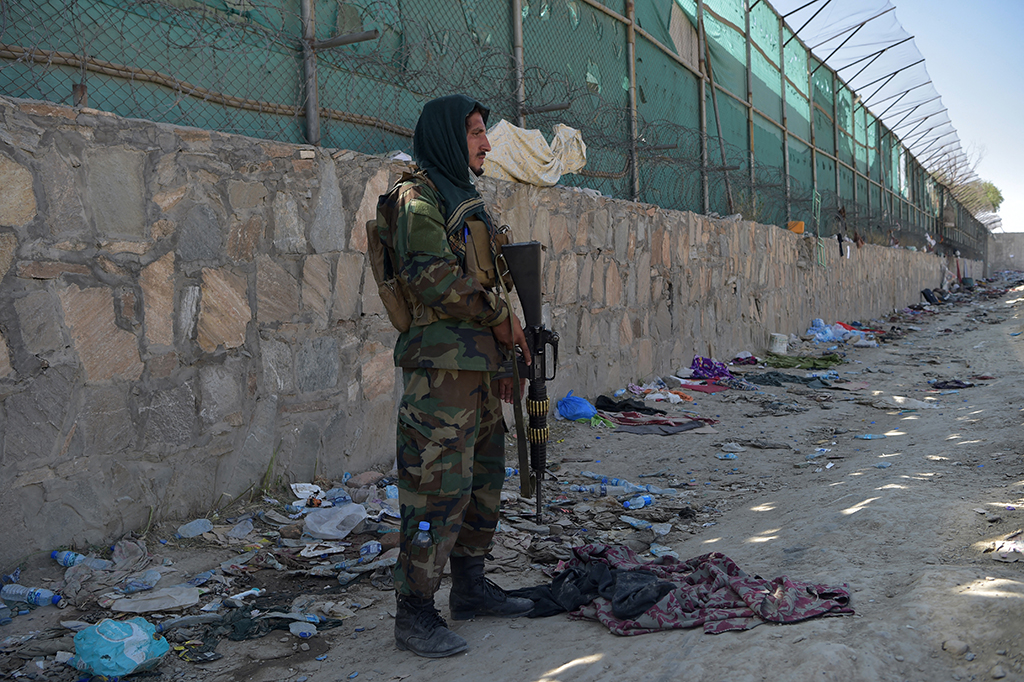 Taliban-Kämpfer am Flughafen von Kabul (Bild: Wakil Kohsar/AFP)