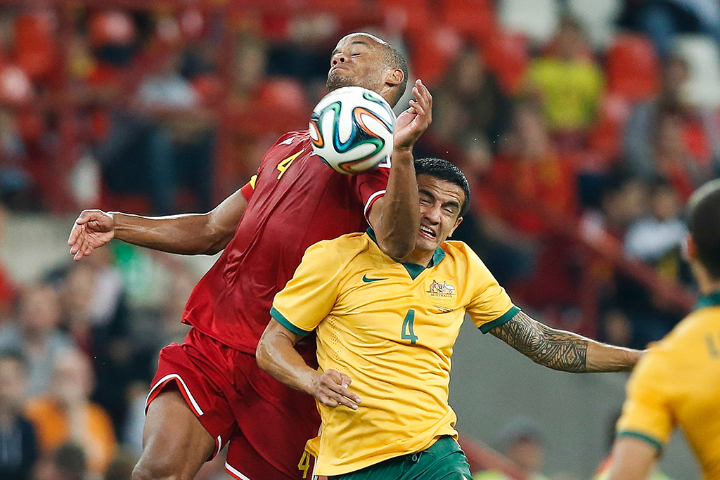 Der Australier Tim Cahill (re.), hier in seiner aktiven Zeit während eines Freundschaftsspiels zwischen Belgien und Australien, im Duell mit Vincent Kompany (Archivbild: Bruno Fahy/Belga)