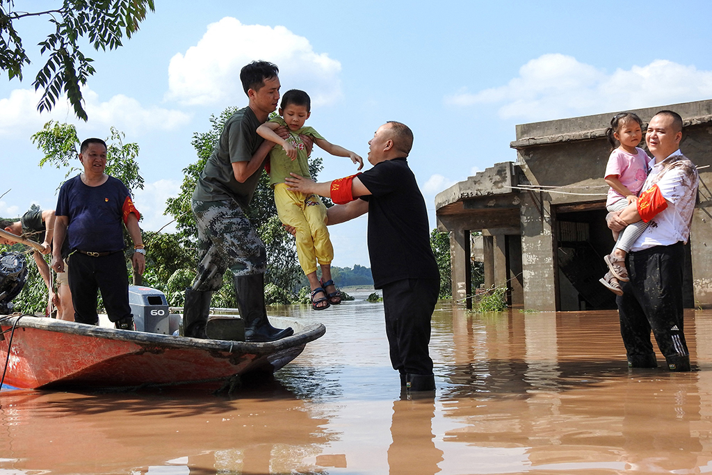 Überschwemmungen in Sichuan (Archivbild: STR/AFP)