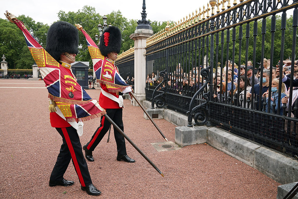 Wachwechsel am Buckingham-Palast in London (Bild: Wul Mok/POOL/AFP)