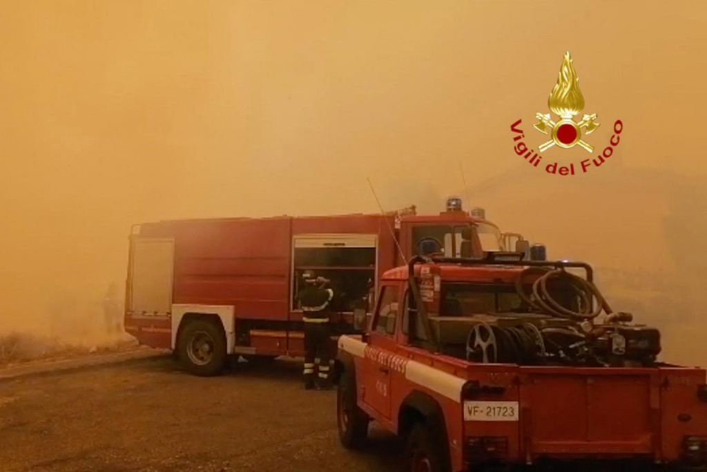 Auch auf Sardinien halten Waldbrände die Feuerwehrleute in Atem (Archivbild: AFP PHOTO / Vigili del Fuoco / Italian Fire Fighters)
