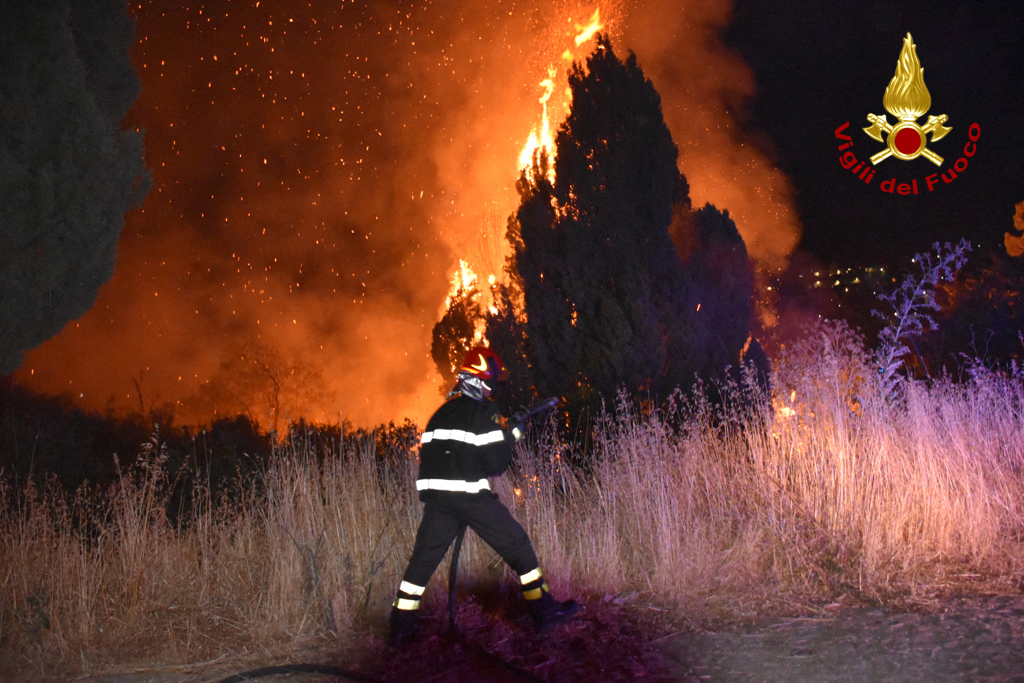 Unter anderem rund um Palermo auf Sizilien wüten Waldbrände (Bild: AFP Photo/Vigili Del Fuoco/Italian Fire Fighters)