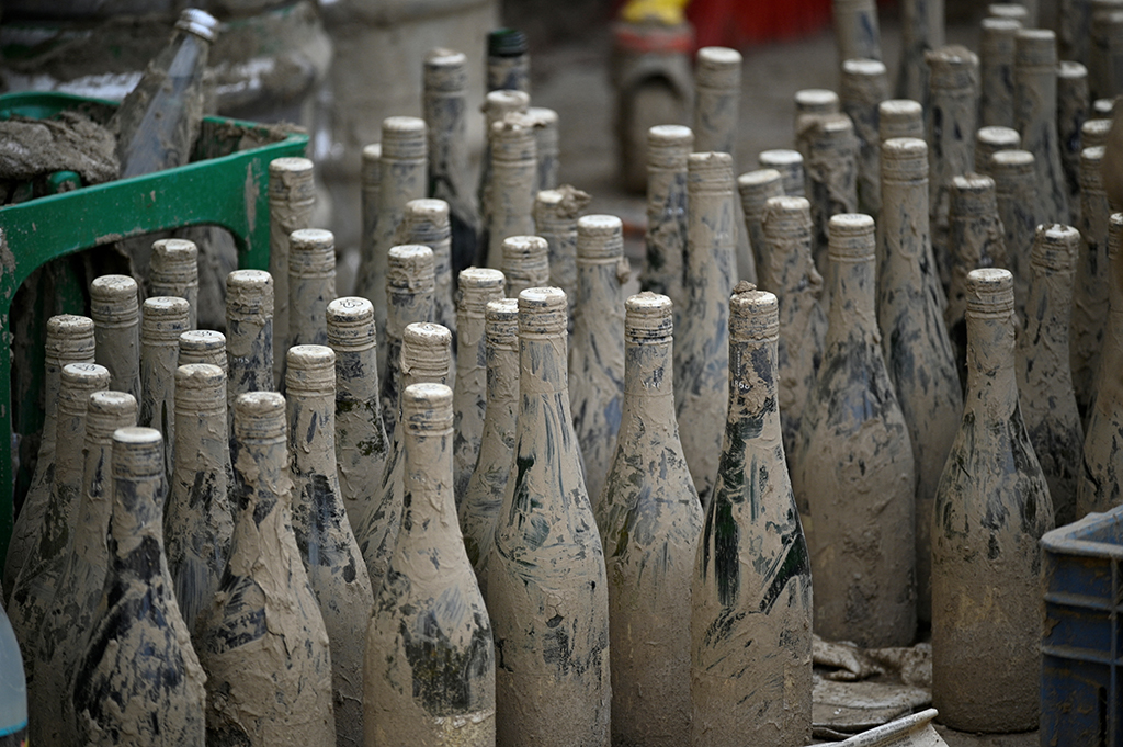 Weinflaschen in Altenahr nach der Flut (Bild: Sascha Schuermann/AFP)