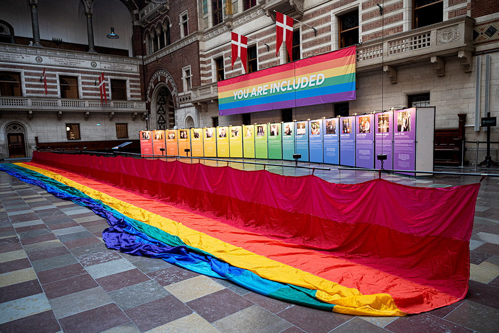 Regenbogenflagge in der Copenhagen City Hall anlässlich der "WorldPride" (Bild: Ida Guldbaek Arentsen/Ritzau Scanpix/AFP)