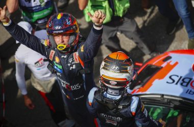 Thierry Neuville und Martijn Wydaeghe feiern bei der Ypern-Rallye Belgien den Heimsieg (Bild: Austral/Hyundai Motorsport)