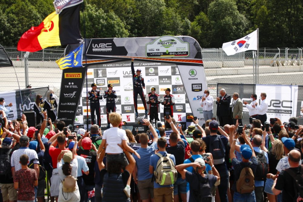 Thierry Neuville und Martijn Wydaeghe feiern bei der Ypern-Rallye Belgien den Heimsieg (Bild: Austral/Hyundai Motorsport)