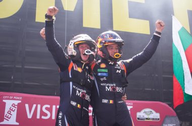Thierry Neuville und Martijn Wydaeghe feiern bei der Ypern-Rallye Belgien den Heimsieg (Bild: Fabien Dufour/Hyundai Motorsport)