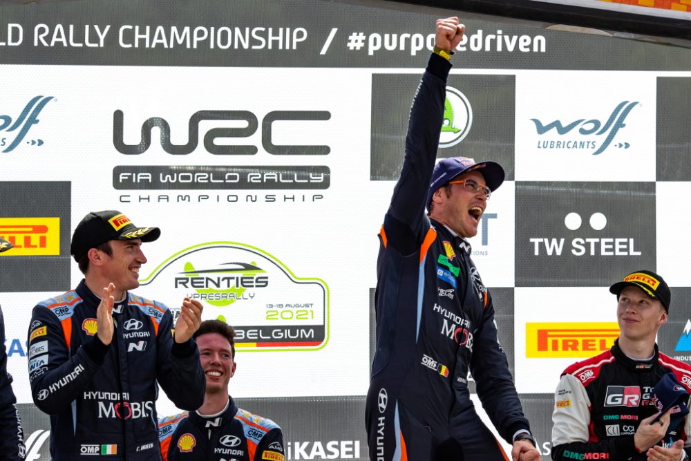 Thierry Neuville und Martijn Wydaeghe feiern bei der Ypern-Rallye Belgien den Heimsieg (Bild: Fabien Dufour/Hyundai Motorsport)