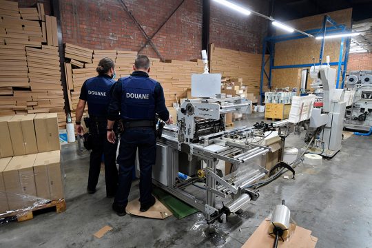 Zollbeamte am Mittwoch in der illegalen Zigarettenfabrik in Aartselaar (Bild: John Thys/Belga)