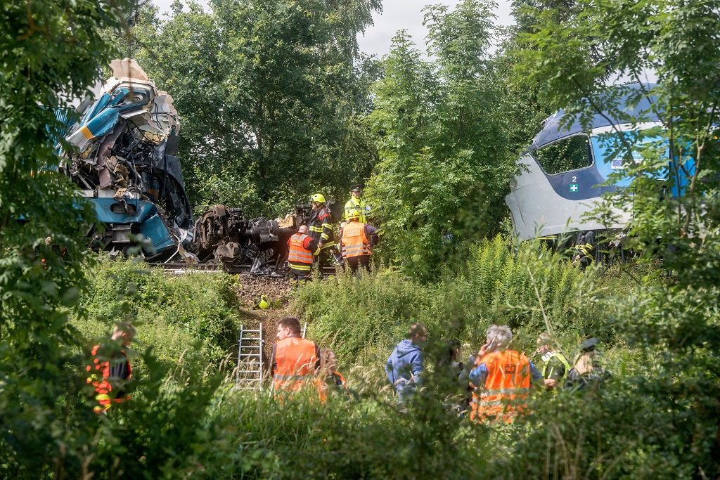 Zug aus München in Tschechien verunglückt (Bild: Michal Cizek/AFP)