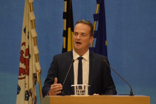 Ministerpräsident Oliver Paasch verlas zum Auftakt der Sitzungsperiode im PDG die Regierungserklärung (Bild: Stephan Pesch/BRF).