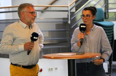 Serge Förster vom Lions Club Eupen und Carlotta Ortmann von LOS geben das Ergebnis bekannt (Bild: Katrin Margraff/BRF)