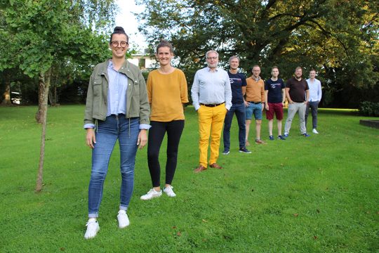 Abschluss von #Sports4You: Carlotta Ortmann (LOS), Anne Brüll (Eupener Sportbund), Serge Förster (Lions Club Eupen), Olivier Henz (TriTeam Eupen), Francis Rauw (LAC Eupen), Fabian Connotte (TriTeam Eupen), Christophe Ramjoie und Robin Emonts vom BRF (Bild: Katrin Margraff/BRF)