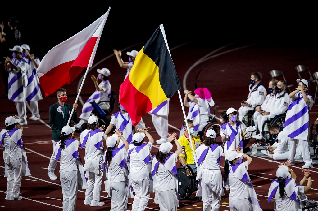 Peter Genyn trug wie schon 2016 in Rio die belgische Fahne zur Abschlussfeier der Paralympics ins Stadion (Bild: Jasper Jacobs/Belga)