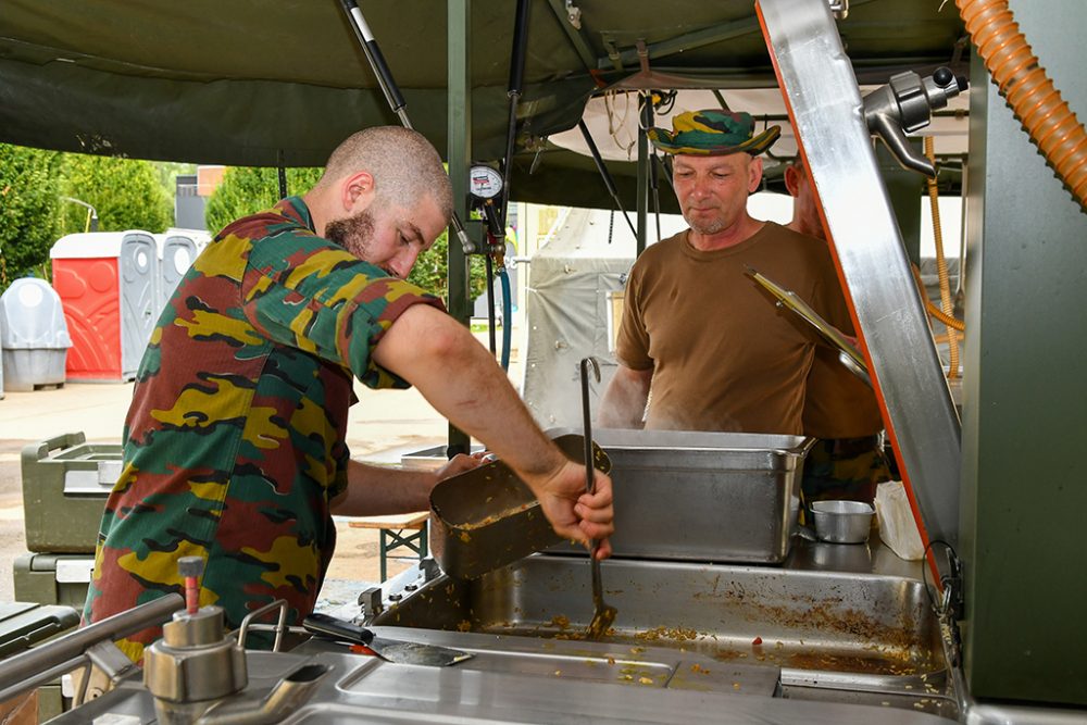 Armee hilft Hochwasseropfern (Bild: Bernard Gillet/Belga)