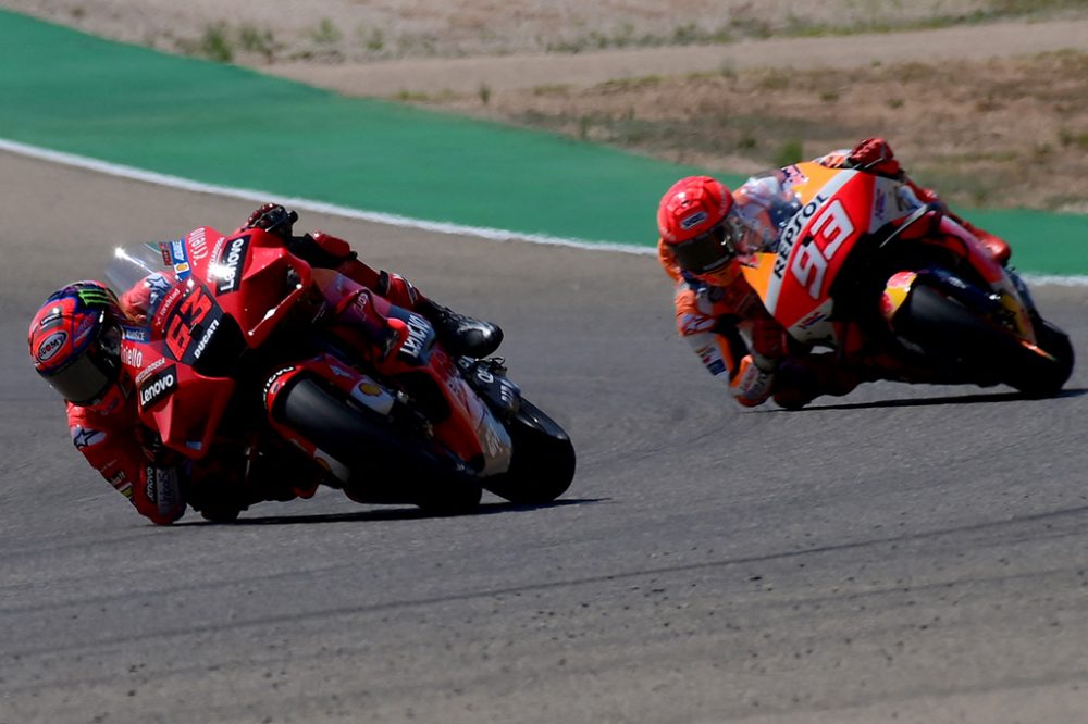 Francesco Bagnaia und Marc Marquez beim GP von Aragon (Bild: Lluis Gene/AFP)