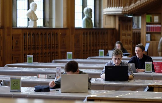 Studenten (Bild: Eric Lalmand/Belga)